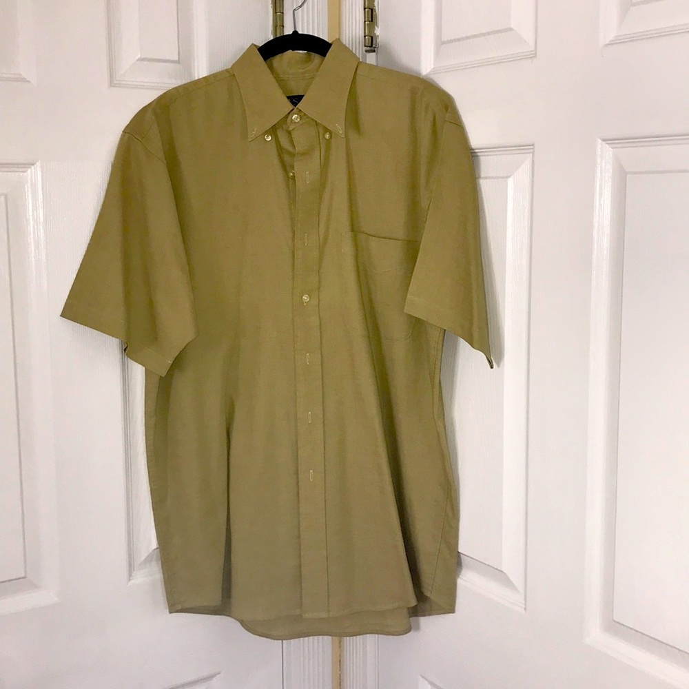 JosABank. Fits for a XL. Not Medium. Olive Green